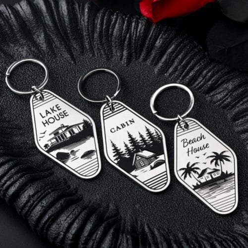 Main-02 Oem Personalized Keychains 3D Silver Retro Cabin House Keychain Custom Metal Zinc Alloy Enamel Logo Letter Motel Key Chains